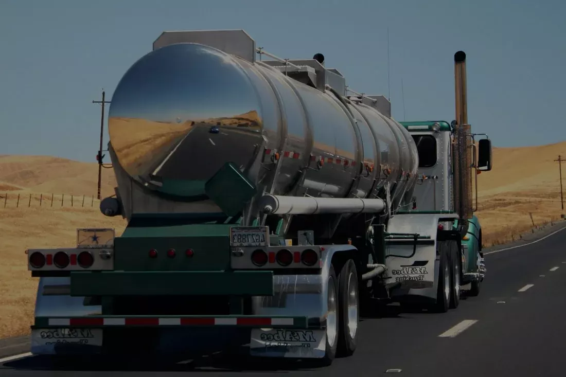 Unidad de Grupo TESA autorizada para el transporte de residuos peligrosos en carretera del norte de México.